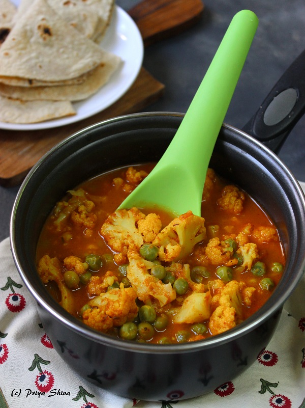 cauliflower peas curry, gobi matar rasedar